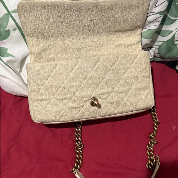 CHANEL Cream Shoulder Bag with Quilted Leather and Gold Clasp - Picture 2 of 11